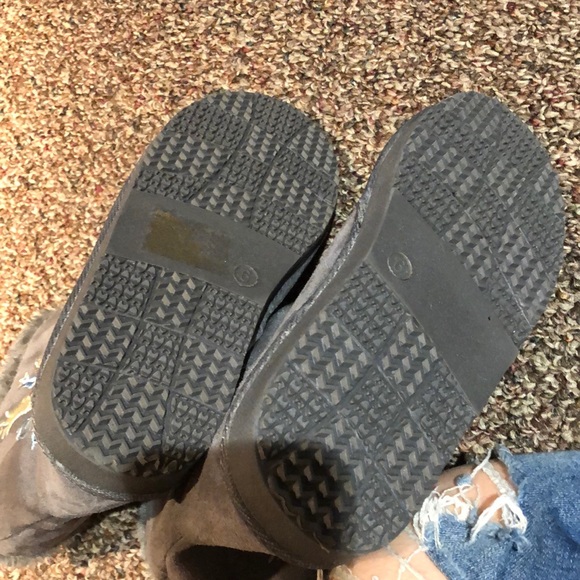 Grey boots with design - Picture 3 of 5